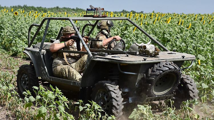 Soldaten einer Evakuierungseinheit sind in der Nähe von Orichiv unterwegs. Der kleine und vergleichsweise leise  Wagen bietet besseren Schutz vor russischen Drohnen und erhöht die Überlebenschance der Verwundeten, die transportiert werden. 