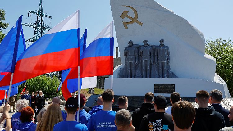 Städte wie Mariupol blieben bei einem solchen Kriegsende weiter von Putins Truppen besetzt.