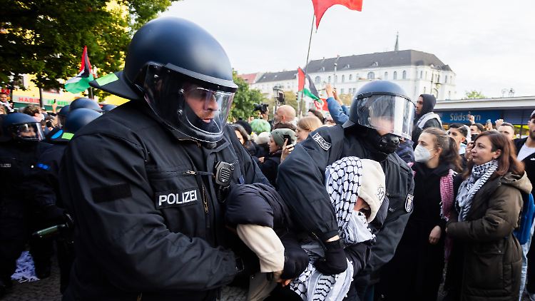 Die Polizei nimmt einzelne Personen in Gewahrsam.