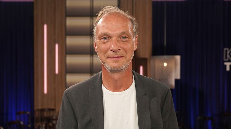 "Ja, es stimmt. Ich bin gerade Großvater geworden", gibt Brambach bekannt. 