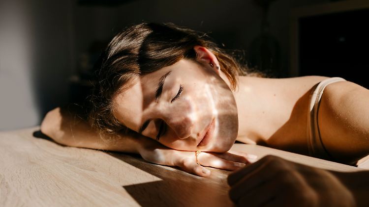 Ständig überlastet, schlechte Stimmung im Team: In einem toxischen Arbeitsumfeld tätig zu sein, kann Folgen für Körper und Psyche haben.