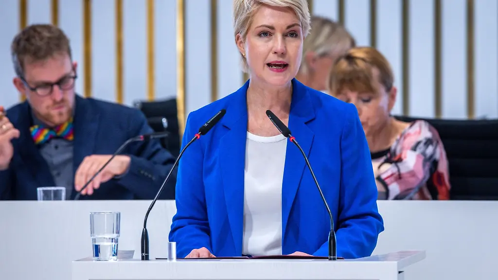 Manuela-Schwesig-SPD-spricht-bei-der-Landtagssitzung-Mecklenburg-Vorpommern