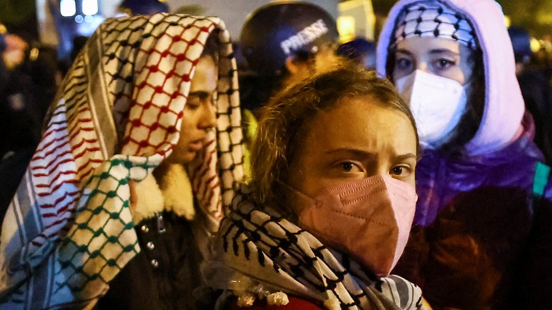 Greta Thunberg mit Palästinensertuch und FP2-Maske auf einer Anti-Israel-Demo in Berlin.