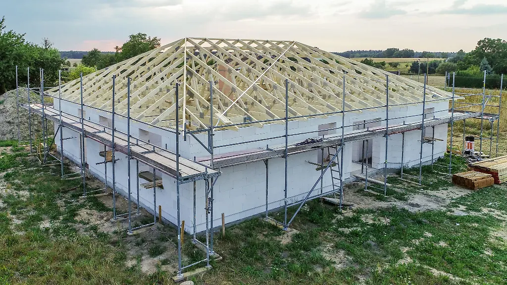 Bauvorhaben-ins-Stocken-geraten-Geht-der-Bautraeger-pleite-ist-das-fuer-Kaeuferinnen-und-Kaeufer-oft-der-Alptraum