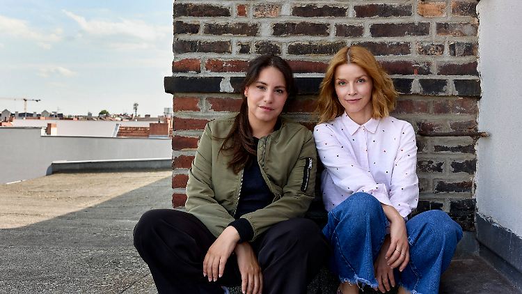  Almila Bagriacik (l.) und Karoline Schuch stehen demnächst in Kiel als neues "Tatort"-Duo vor der Fernsehkamera.