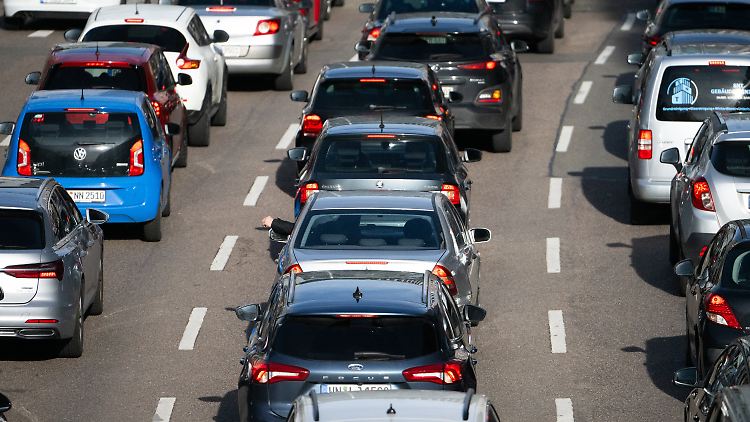 Am niedrigsten ist die Zahl der Autos pro Einwohner in den Stadtstaaten Berlin, Hamburg und Bremen.
