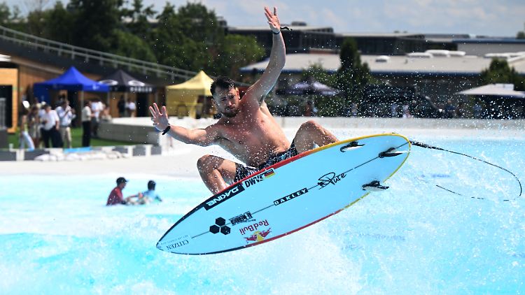 Leon Glatzer springt im August über eine Welle bei der Eröffnung von Deutschlands erstem Surfpark.