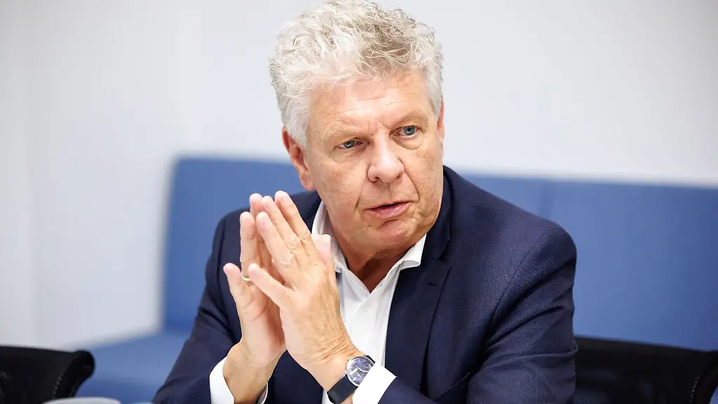 Dieter-Reiter-SPD-Oberbuergermeister-von-Muenchen-spricht-waehrend-eines-Interviews