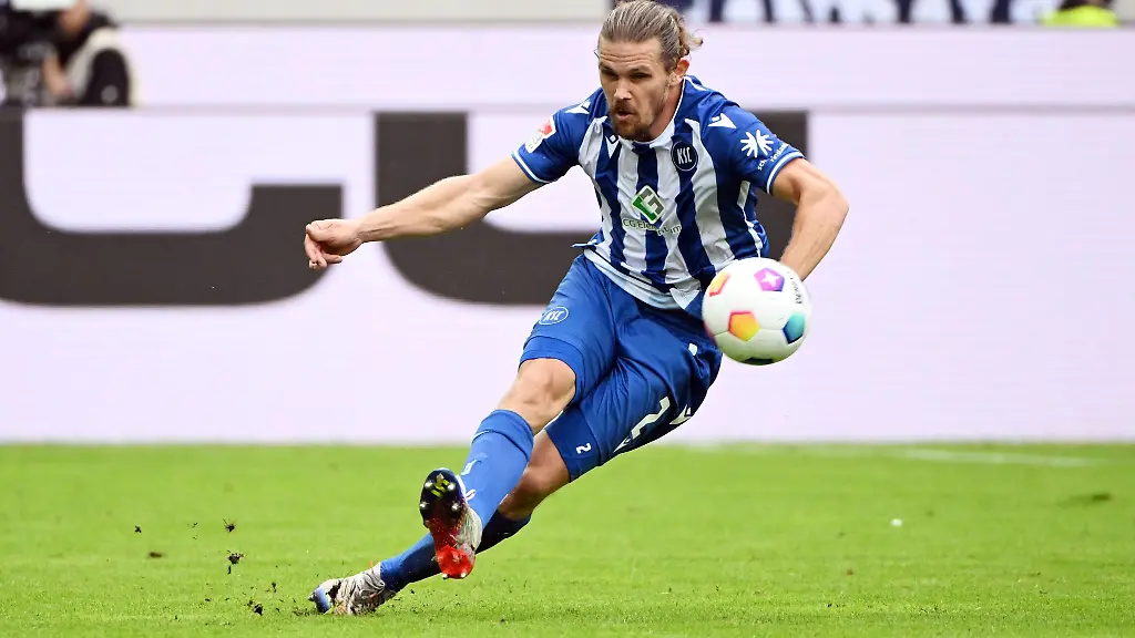 Der-Karlsruher-Sebastian-Jung-in-Aktion