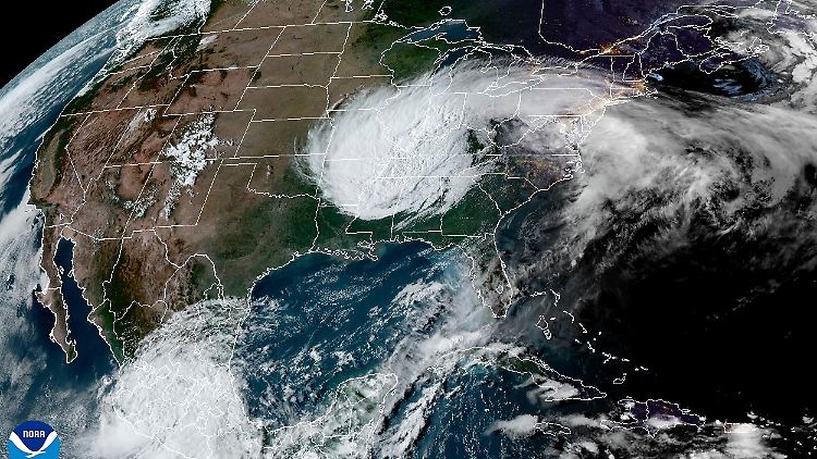 Dieses Satellitenbild der National Oceanic and Atmospheric Administration (NOAA) zeigt den Hurrikan "Helene" über den USA.