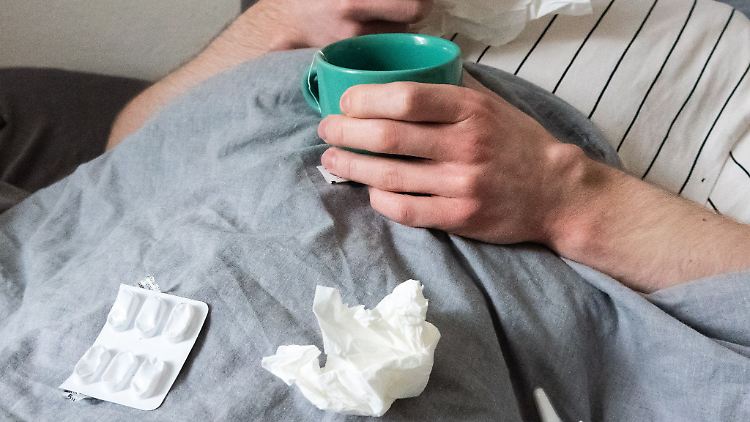 Am besten nicht mit eiskaltem Wasser: Schmerztabletten werden dann nämlich langsamer im Körper transportiert.