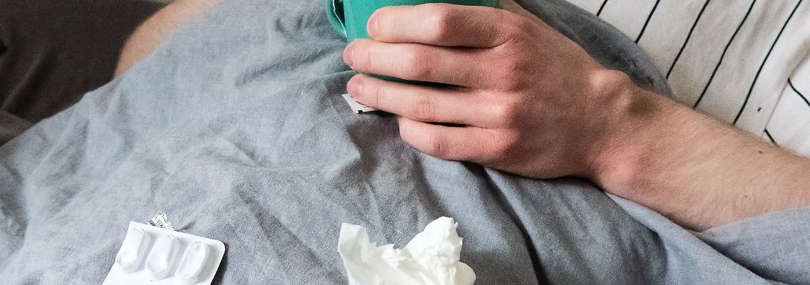 Fehlzeiten-Report der AOK: Fälle von Arbeitsunfähigkeit wegen Atemwegsinfekten von 2021 bis 2023 um 137 Prozent gestiegen. (Symbolbild)