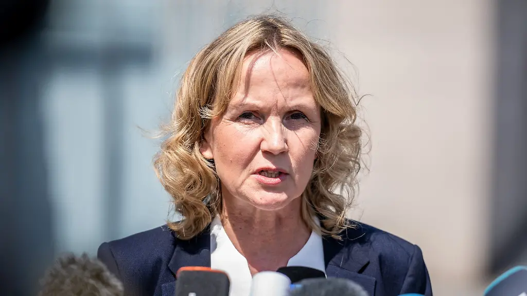 Umweltministerin-Steffi-Lemke-Buendnis-90-Die-Gruenen-spricht-bei-einem-Pressestatement