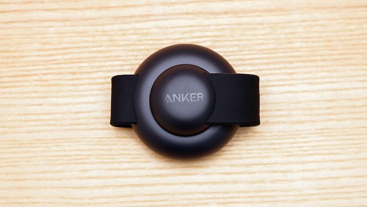Zusammengefaltet ist die Anker MagGo Ladestation kaum größer als die Box der Airpods Pro.