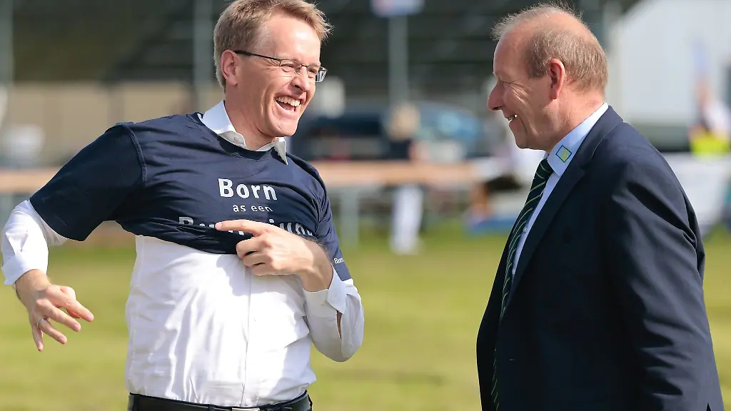 Daniel-Guenther-l-CDU-Ministerpraesident-von-Schleswig-Holstein-bekommt-zur-Eroeffnung-der-Agrarmesse-Norla-ein-T-Shirt-von-Klaus-Peter-Lucht