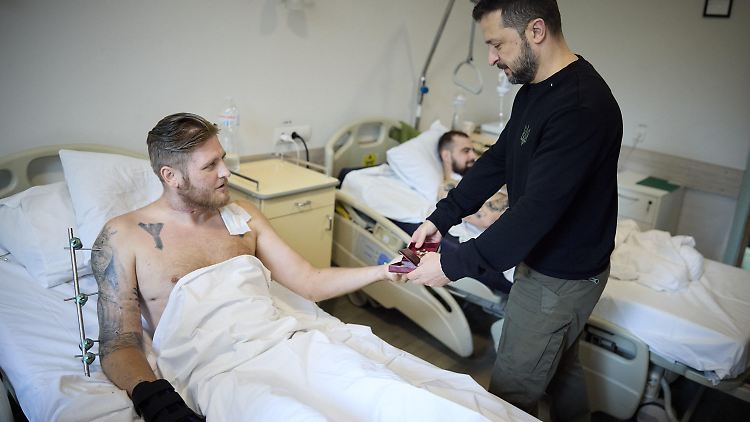 Weil die Ukraine zu wenige Luftverteidigungswaffen an der Front hat, können viele Verwundete erst nach Stunden geborgen werden. Dadurch verlieren sie oft Gliedmaßen. 