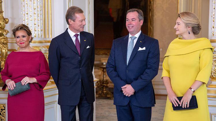 Prinz Guillaume (2.v.r), neben seiner Mutter, Großherzogin Maria Teresa (l-r), seinem Vater, Großherzog Henri, und seiner Ehefrau Prinzessin Stephanie.