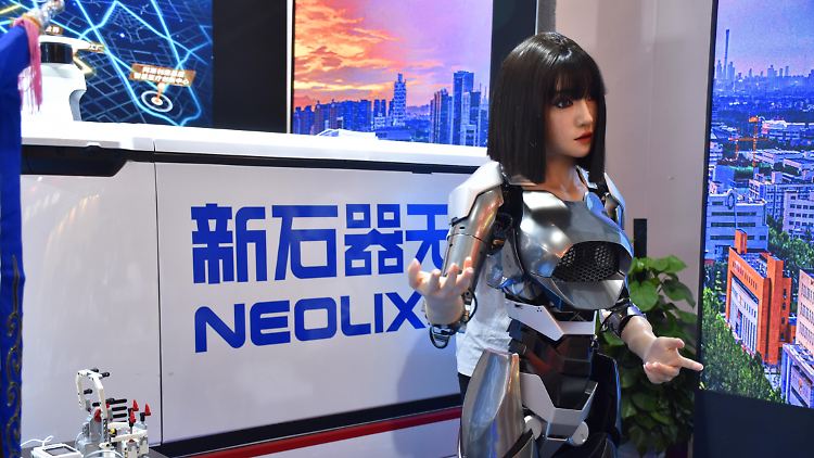 Ein humanoider Roboter auf der internationalen Messe für Dienstleistungshandel im September 2024 in Beijing. Im Jahr 2022 kamen nach Branchenangaben bereits mehr als die Hälfte aller Industrieroboter aus China.