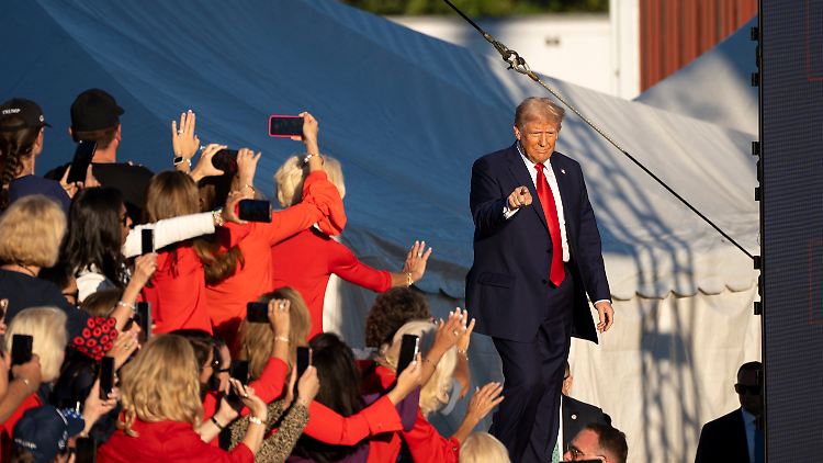 "Die wunderschönen Damen aus North Carolina" nennt Trump seine extravante Fangemeinde.