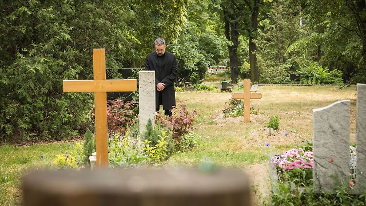 Holzkreuze findet man an Friedhöfen häufig bei noch jungen Gräbern. Oft werden sie mit der Zeit durch ein anderes Grabmal ersetzt.
