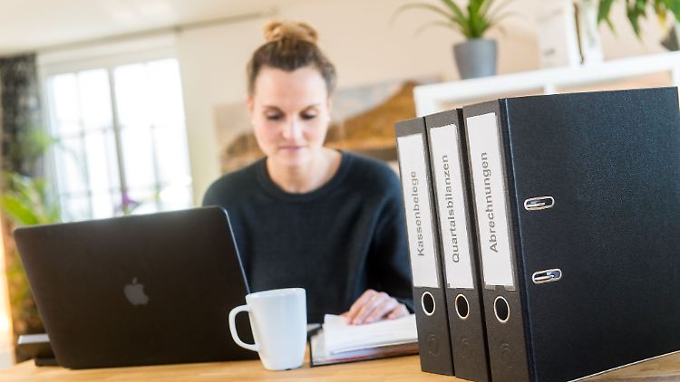 Wer bereits unter dem Jahr von Steuervergünstigungen profitieren möchte, kann ab sofort einen Antrag auf Lohnsteuer-Ermäßigung für das Jahr 2025 stellen.