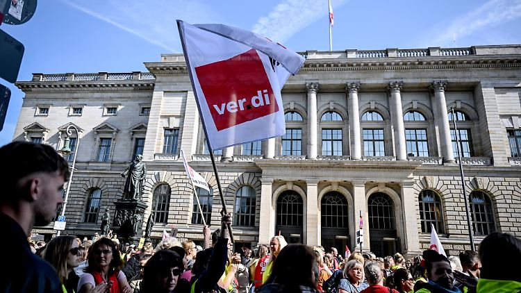 Die Gewerkschaften verhandeln für etliche Berufszweige - unter anderem für Frauen und Männer, die als Erzieher, Busfahrer, Angestellte von Bädern, Feuerwehrleute, Kranken- und Altenpfleger arbeiten.
