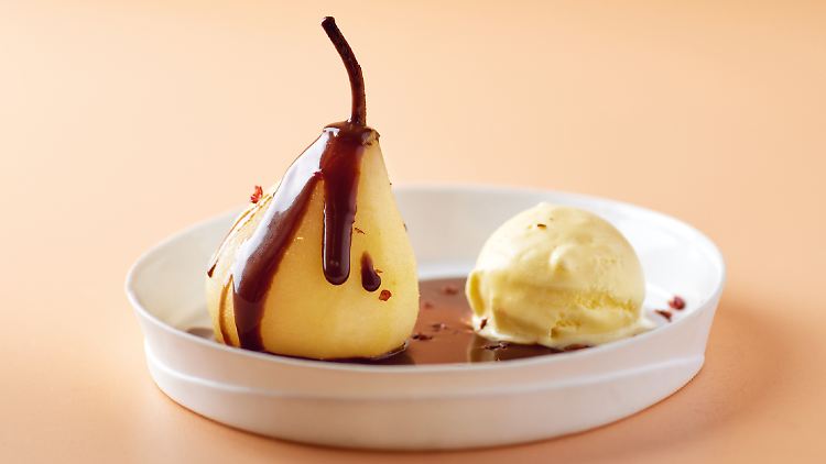 Pochierte Birne mit Schokoladensauce: Das schmeckt großen und kleinen Naschkatzen.