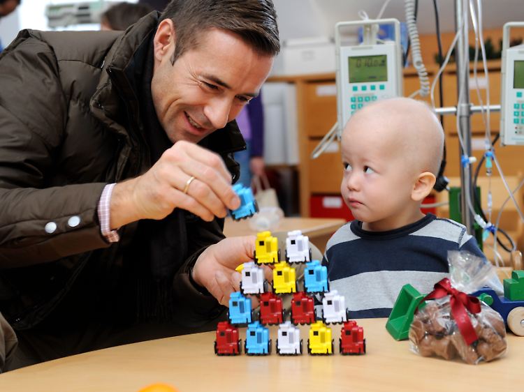 Kai Pflaume spielt in einer Tagesklinik für Krebspatienten mit Julian.