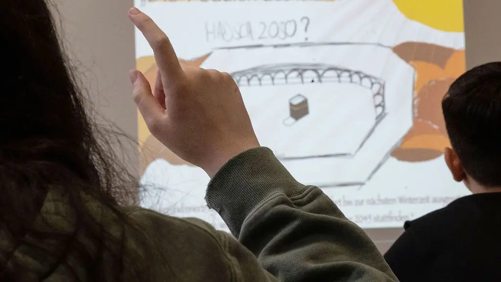 Schueler-und-Schuelerinnen-nehmen-am-islamischen-Religionsunterrichts-teil