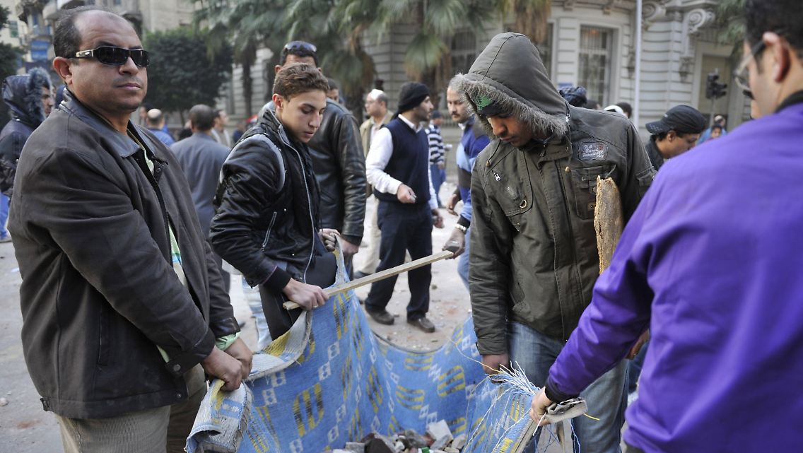 Protestierende in Kairo sammeln Wurfgeschosse.