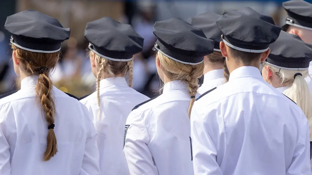 Polizeianwaerter-und-Anwaerterinnen-stehen-bereit-um-ihren-Diensteid-abzulegen