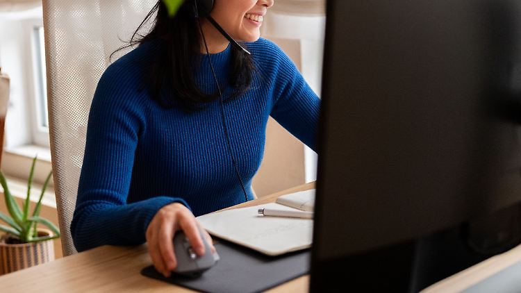 Viele Beschäftigte erwägen einen Quereinstieg: Hauptmotive sind ein höheres Gehalt, eine bessere Work-Life-Balance oder mehr Homeoffice-Möglichkeiten.