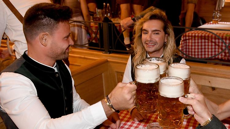 Ein Prosit auf die Liebe: Marc Eggers und Bill Kaulitz.