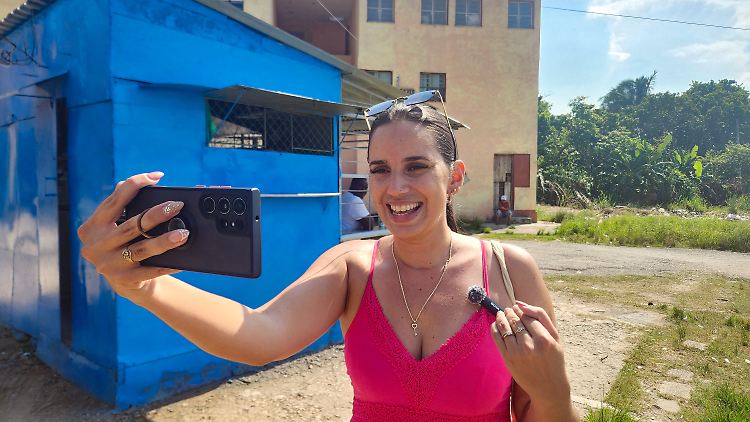 Olivia Solis nimmt in Reparto El Electrico, am Rande von Havanna, ein Video für ihren Kanal auf. Inzwischen hat sie mehr als 82.000 Abonnenten.