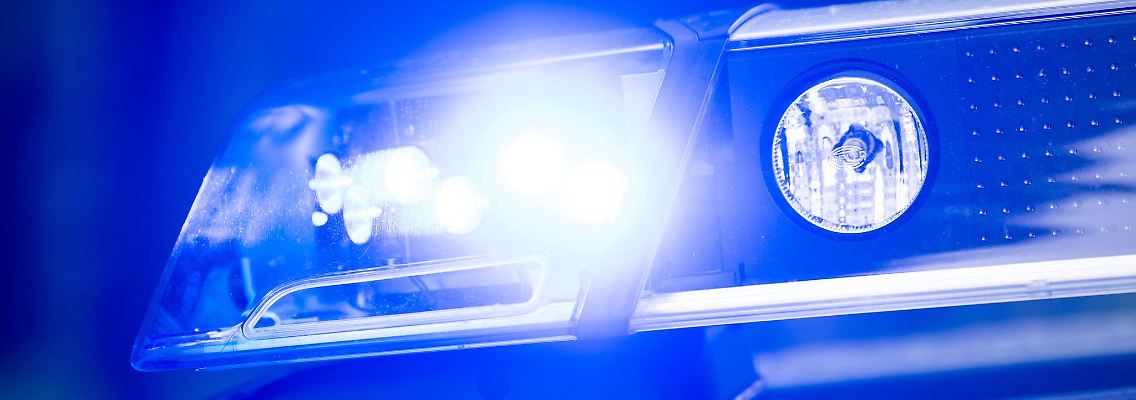 Die Polizei sucht mit Fotos nach einem Mann, der ein Mädchen sexuell belästigt haben soll. (Symbolbild)
