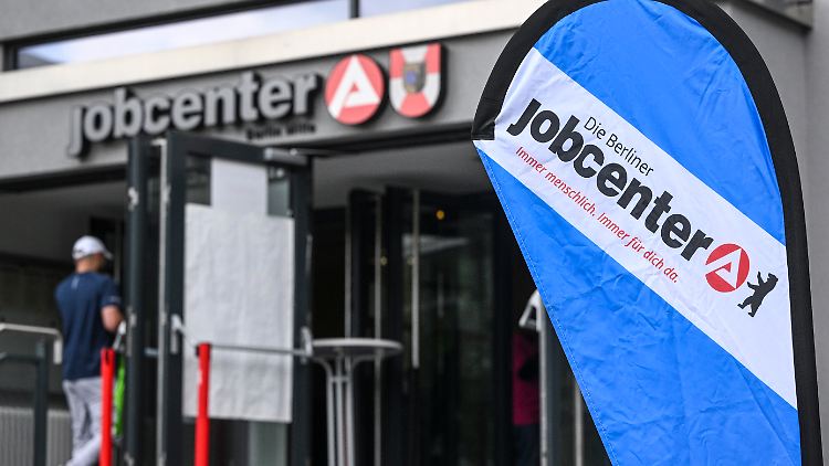 Nach dem Wunsch des Bundeskabinetts soll ein Teil der Bürgergeldempfänger jeden Monat im Jobcenter vorbeischauen. 