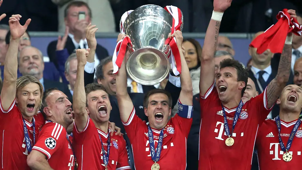 Fussball-Bundesligisten-FC-Bayern-Muenchen-feiern-mit-dem-Pokal-im-Jahr-2013