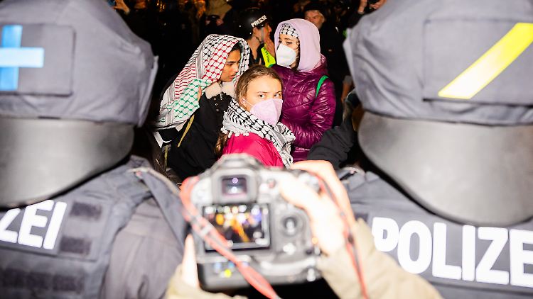 Die Polizei greift rund um den Besuch Thunbergs durch und löst das propalästinensische Protestcamp an der Dortmunder Uni auf.