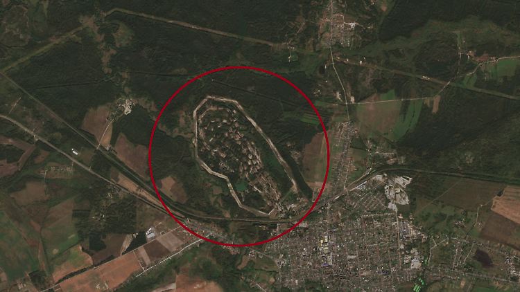 Blick aus dem All: Das Munitionslager bei Karatschew in der russischen Region Brjansk, aufgenommen Ende September, knapp zwei Wochen vor dem ukrainischen Drohnenangriff vom 9. Oktober 2024.