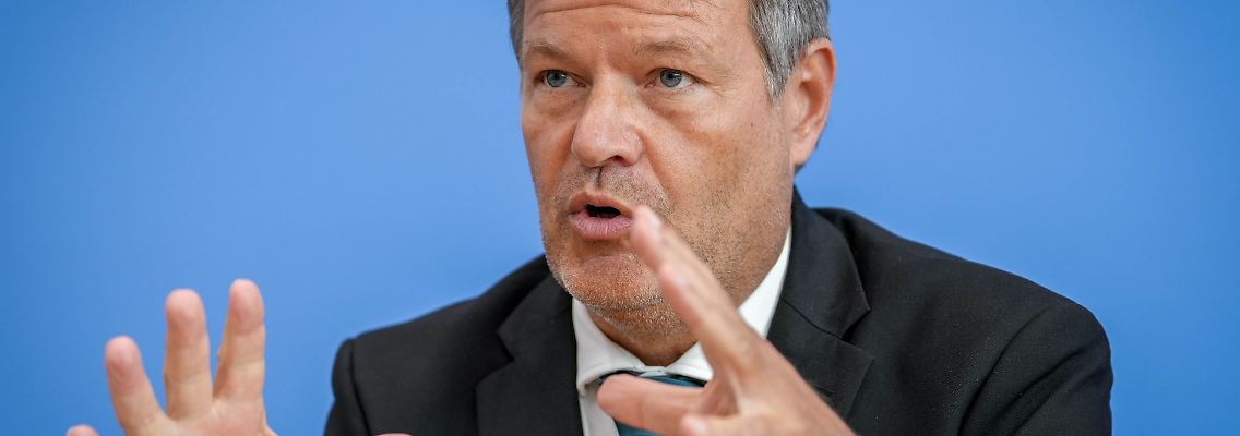 Bundeswirtschaftsminister Habeck fordert wegen der schwächelnden Wirtschaft eine konsequente Umsetzung des Wachstumspakets - das alleine reiche aber nicht.