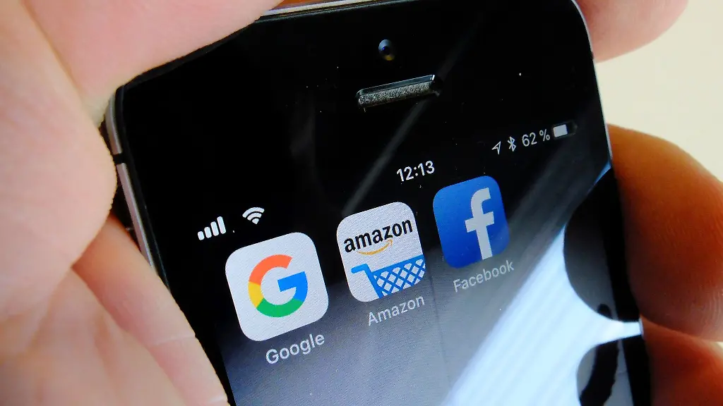 Logos-fuer-Apps-der-US-Internetkonzerne-Google-Amazon-und-Facebook-auf-einem-iPhone
