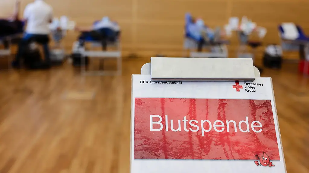 Blutspenden-helfen-dabei-Leben-zu-retten-zum-Beispiel-wenn-jemand-infolge-eines-Unfalls-oder-einer-groesseren-Operation-viel-Blut-verliert