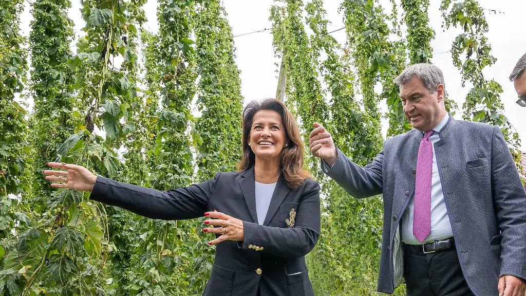 Landwirtschaftsministerin-Michaela-Kaniber-CSU-und-Ministerpraesident-Markus-Soeder-CSU