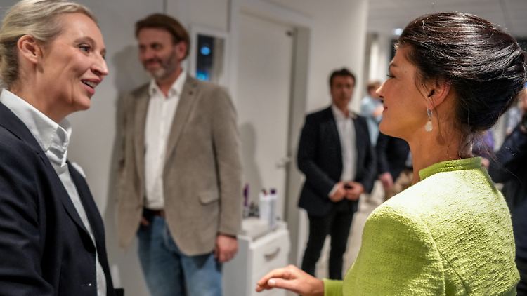 Nette Begrüßung hinter den Kulissen, im Duell wurde es dann schnell konfrontativ: AfD-Chefin Weidel (l.) und BSW-Chefin Wagenknecht. 