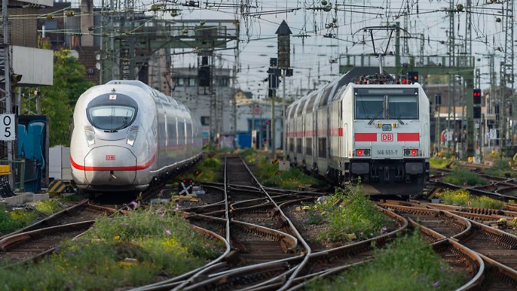 Der Chef der Monopolkommission will mehr Wettbewerb auf der Schiene.