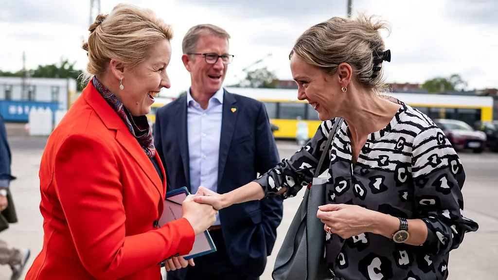 Franziska-Giffey-SPD-l-Berliner-Senatorin-fuer-Wirtschaft-Energie-und-Betriebe-und-Manja-Schreiner-CDU-Berliner-Senatorin-fuer-Verkehr-Umwelt-und-Klimaschutz-besuchen-mit-Rolf-Erfurt-BVG-Vorstand-den-Betriebshof-Lichtenberg-der-Berliner-Verkehrsbetriebe-BVG