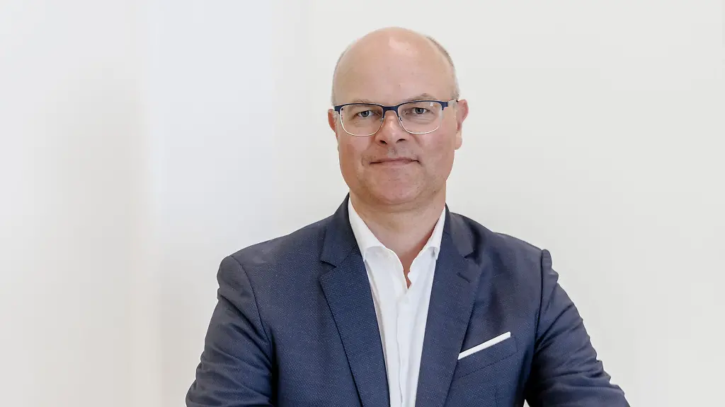 Schleswig-Holsteins-Umweltminister-Tobias-Goldschmidt-steht-im-Landtagsgebaeude