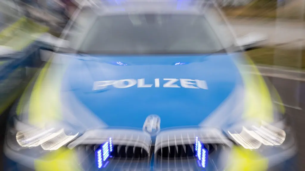 Ein-Streifenwagen-der-Polizei-mit-eingeschaltetem-Blaulicht