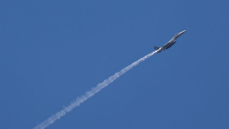 Ein israelischer Kampfjet, Ende September von einem Luftwaffenstützpunkt in Zentralisrael aus gesehen.