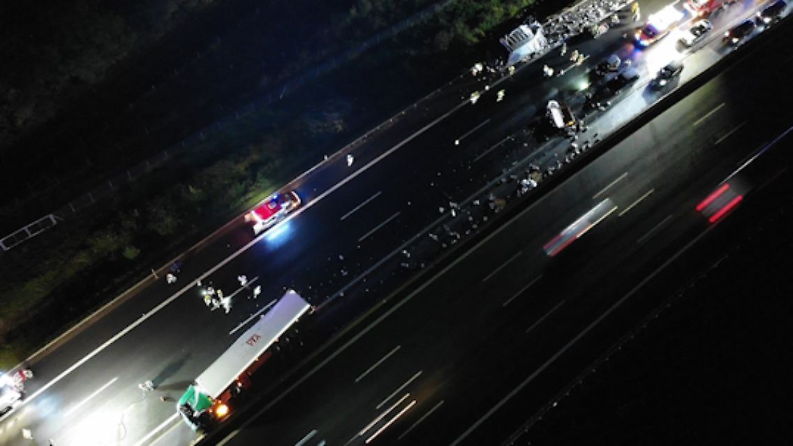 Infolge des Unfalls musste die Autobahn mehrere Stunden gesperrt werden.